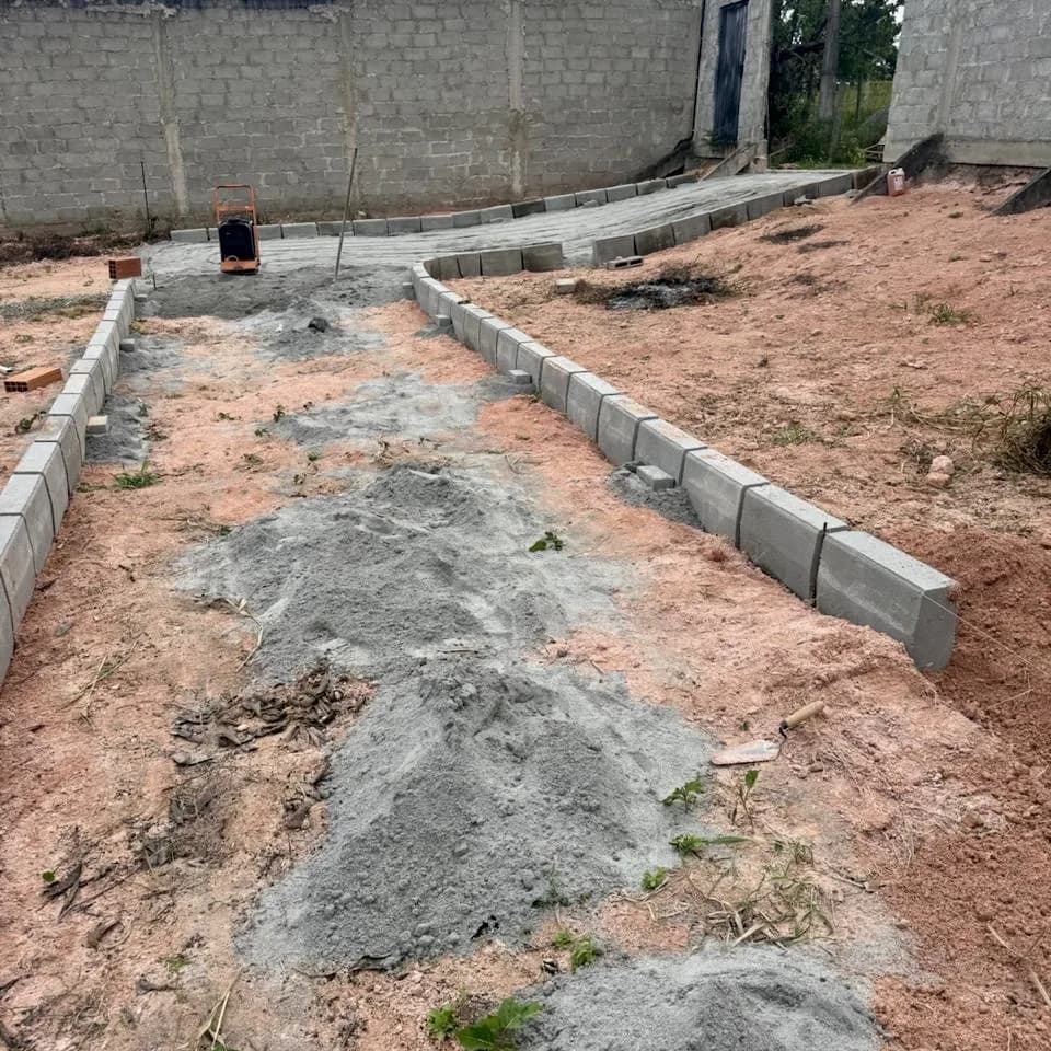 Meio-fio de concreto instalado na borda de uma área externa