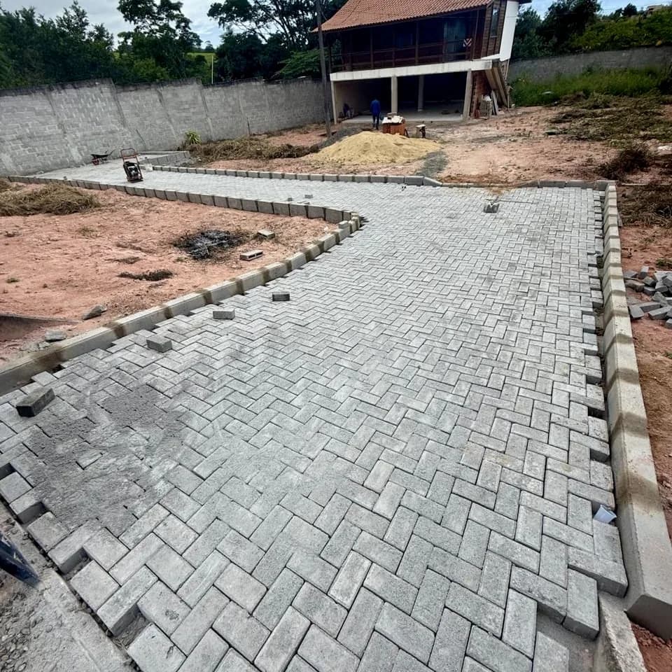 Execução de pavimentação com paver intertravado em área externa